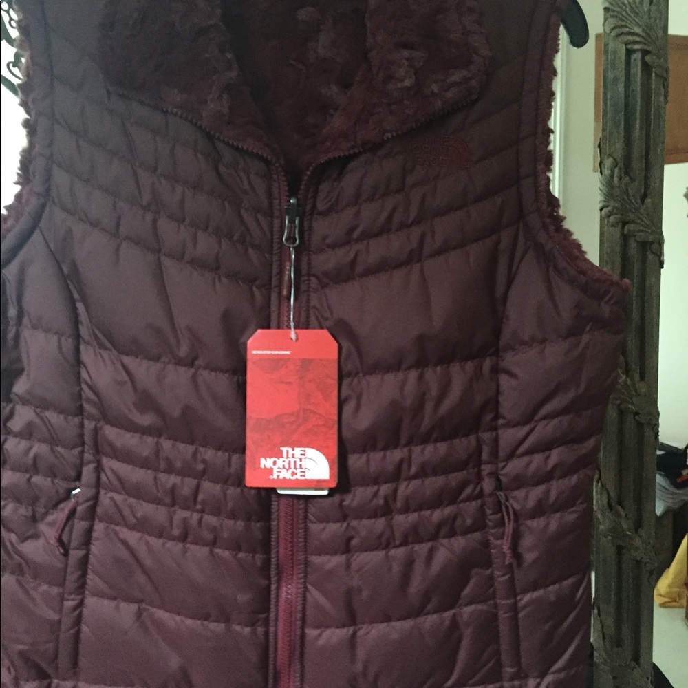 NWT Burgundy NorthFace vest with fur lining, Med